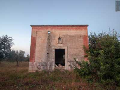 Accanto a una torretta rossa detta du p�d�cchie (�del pidocchio�)...